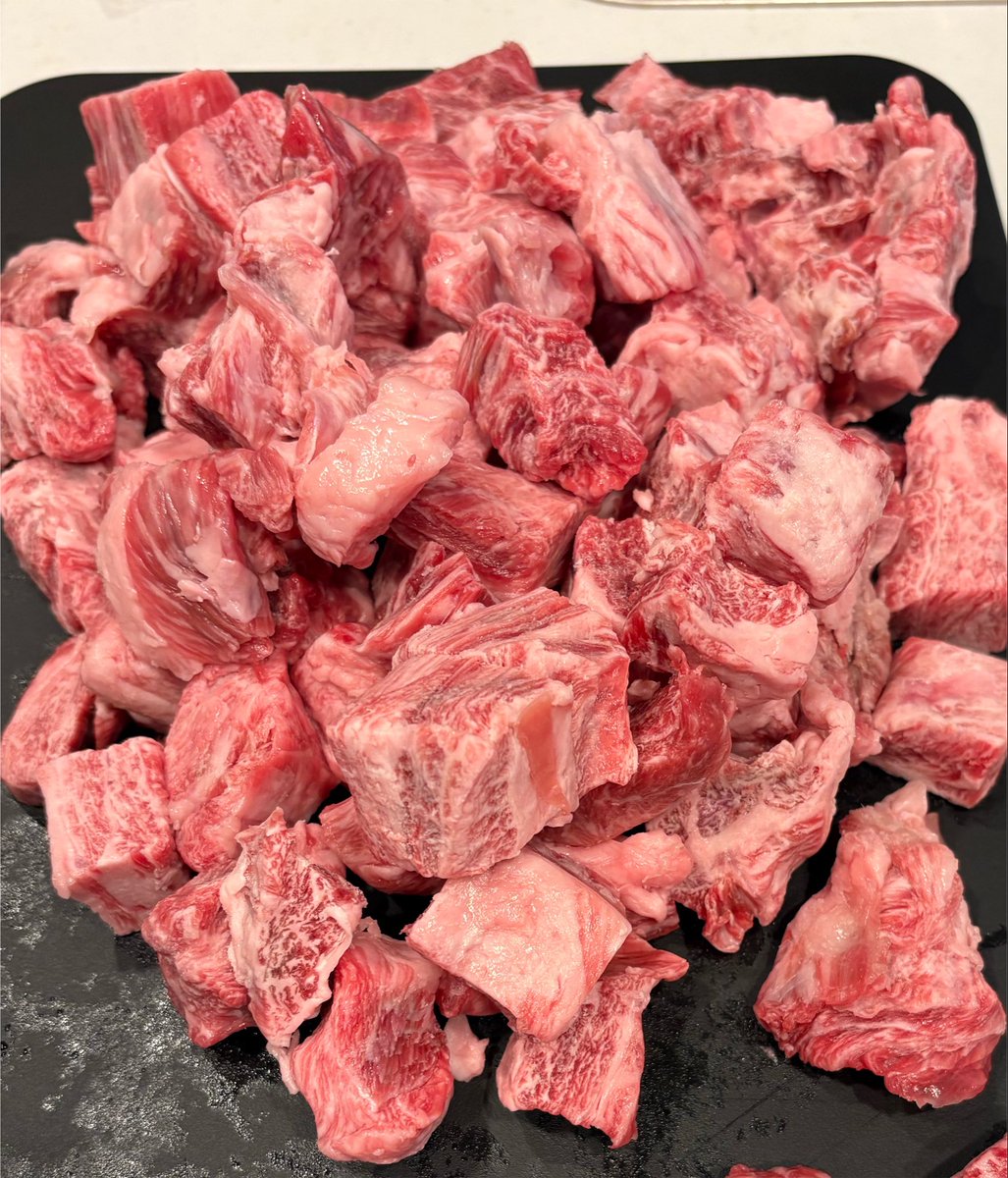 asanon7's tweet photo. 飲食関係者がくれた牛スジがヤバい。牛スジの概念が壊れる。「牛スジとは何か」（岩波新書） https://t.co/ELTqiNrPwh