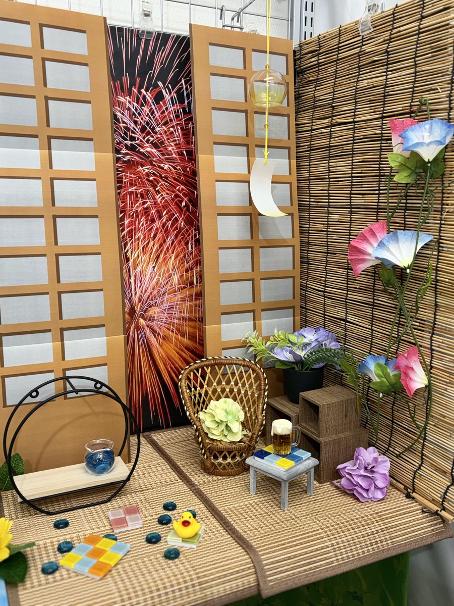 LittleworldDoll's tweet photo. 【大阪】🌻撮影スペース更新のご案内🎐

今回のテーマ
左側：🌻夏のアイドルステージ🎤 
右側：🎐夕涼み🍺 ✨New✨

店内奥に無料でご利用いただける
撮影スペースがございます💁‍♀️
素敵なお写真たくさんお撮りください📸

#リトルワールド_ジーストア
を付けてポストお待ちしております♪ https://t.co/wzkyjSRKRQ