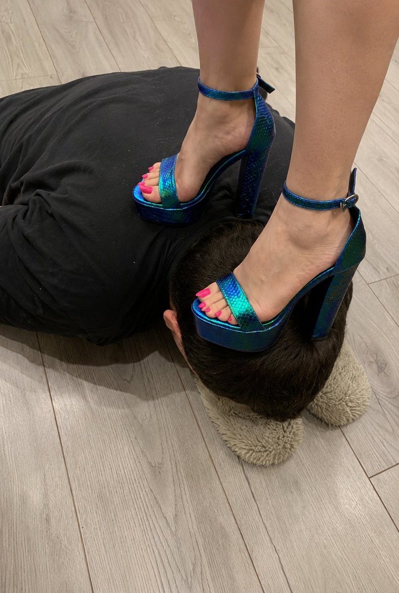 AnteliaJuniper's tweet photo. My mistress feet. https://t.co/BiYHb1Xf1Q