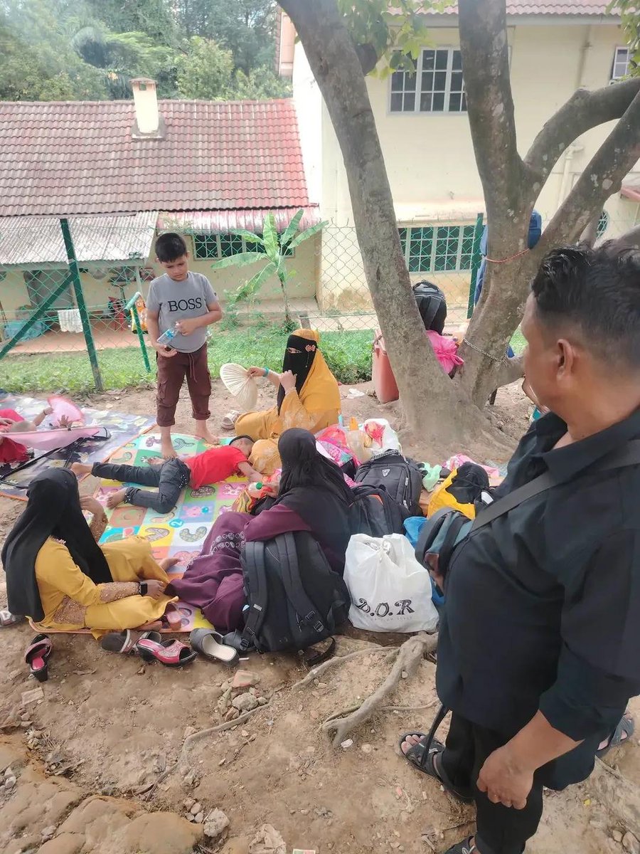 MALAYSIAPROBLM's tweet photo. Siapa banyak bunyi hantar pi rumah dia jela.

Kami majoriti rakyat Malaysia MAHU KERAJAAN MALAYSIA hantar rohingya balik ke Myanmar! https://t.co/pnjRgmb3GL