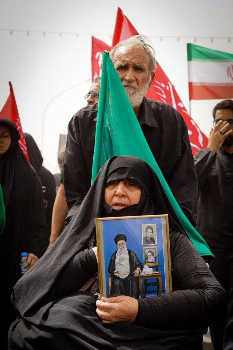MirzayeZ's tweet photo. خونخواهی یعنی نذاری آرمان شهید فراموش بشه. یعنی هر جا ظلم بود، سمت مظلوم بایستی و هر جا حق بود، پشتش رو خالی نکنی.
#یالثارات_الحسین
#وطن_حسینی https://t.co/fbTNM8vANz