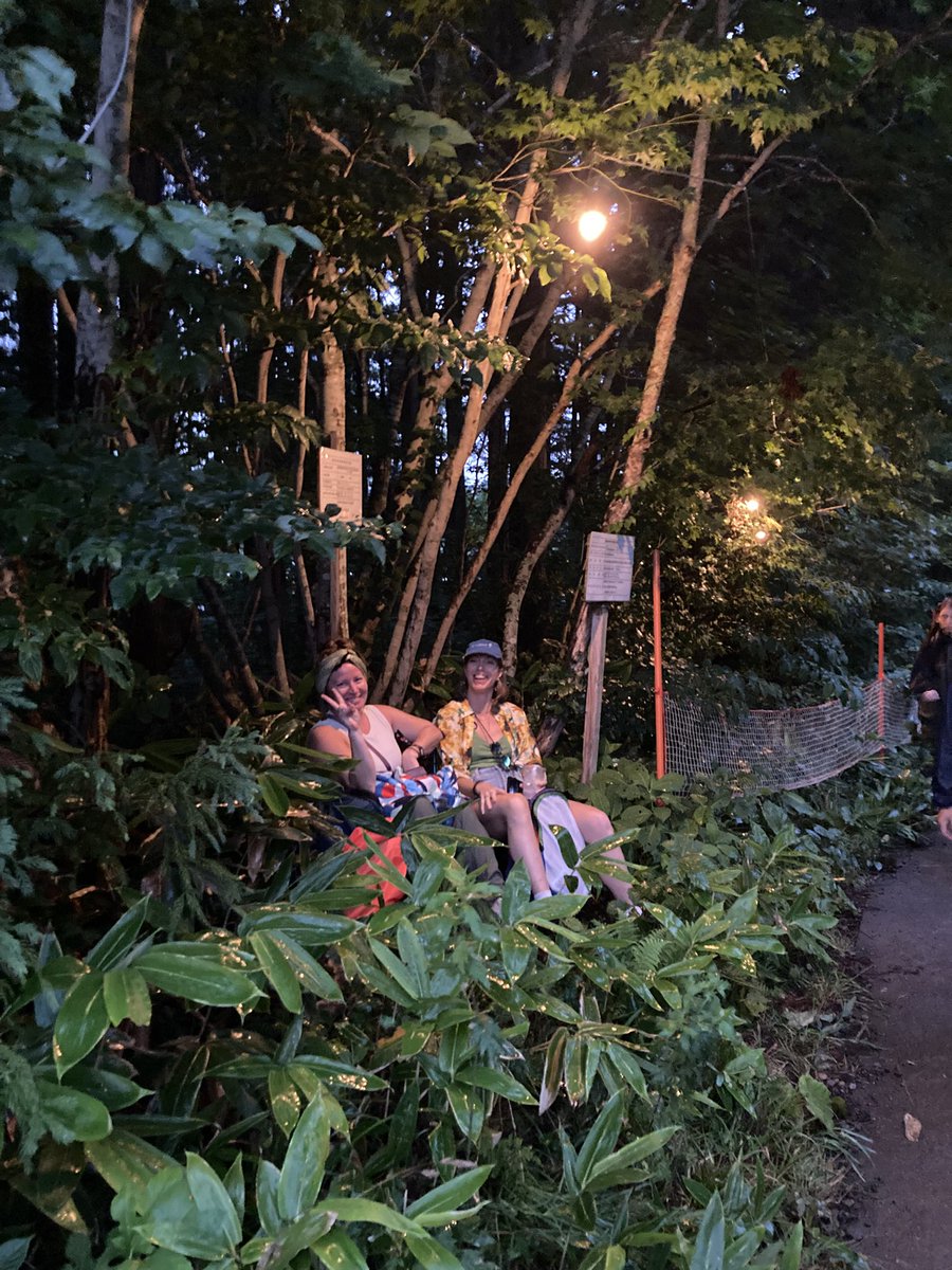 fuzakenzi's tweet photo. アンジーヌドポワトリーヌ直前で超混雑するヘブンへ向かう道中、行列人混みどこ吹く風と分け入った草木の中で寛ぐ外国人女性2人組良かった https://t.co/9Hkg1haOfz