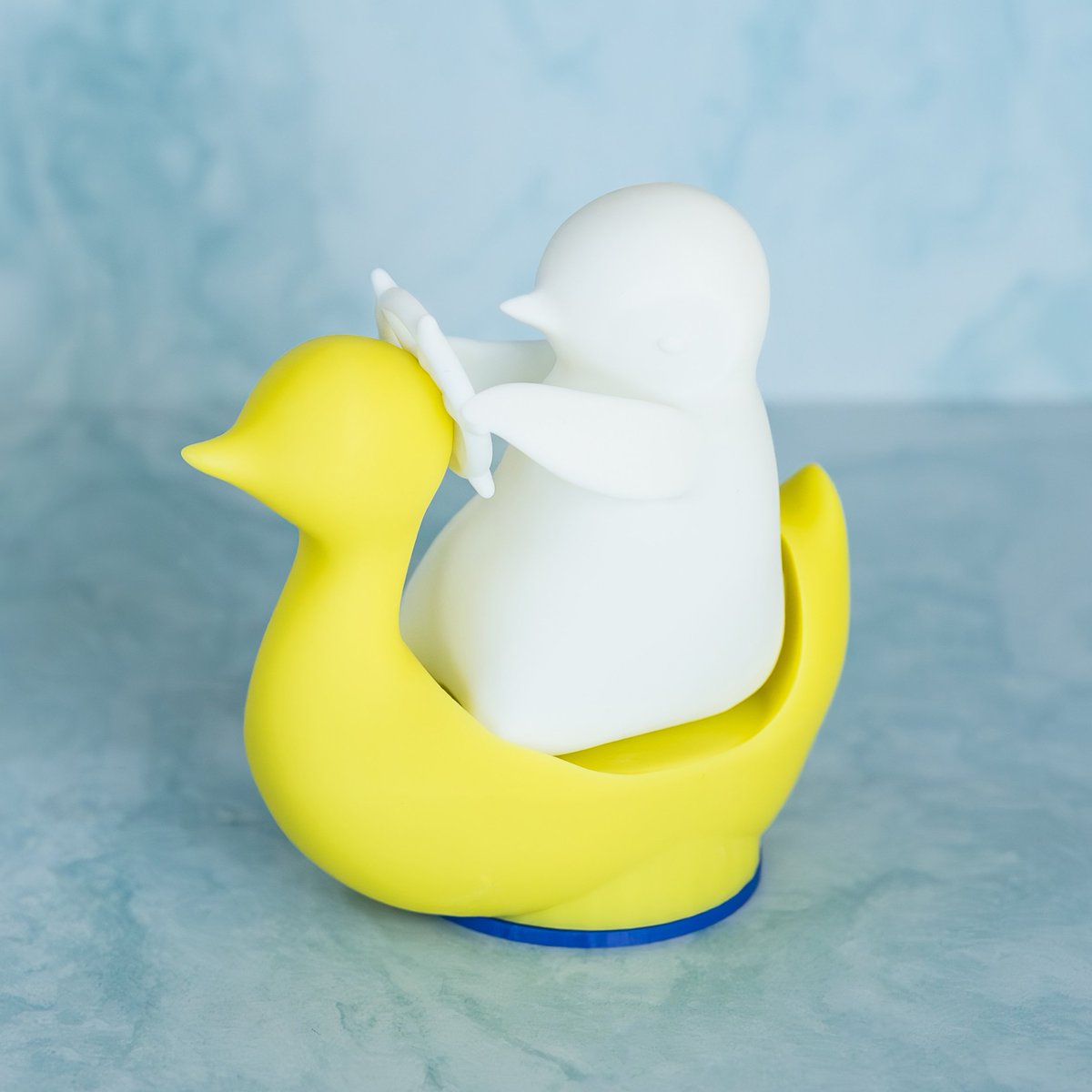 323labo's tweet photo. ＼通販のお知らせ／

#ペンバザレイクタウン 帰りのアイテムを販売いたします🐧

今回の新作「アヒルボート」・復刻「氷山の上の #ペンギン 」含め、
「 #旅ペンギン のランプ」シリーズ各種。

カートオープン： 7月29日（水）正午（予定）
https://t.co/OIImC8UcHa

どうぞよろしくお願いします！ https://t.co/FbU2UxdOid