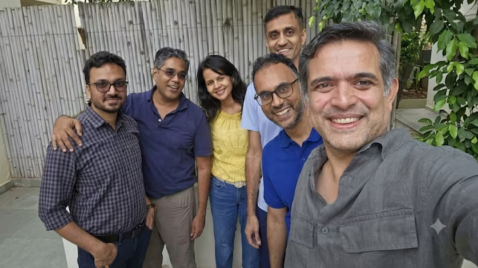 IndiaToday's tweet photo. 3 engineers sold a successful chip company. Then they spent six months learning quantum computing from scratch. Today, with an IIT Madras professor as co-founder, they're building India's room-temperature quantum computer.

Read more: https://t.co/m7cJu73OlJ https://t.co/K3gPwW3j6K