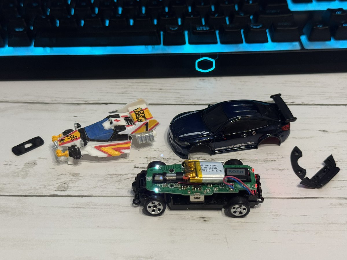 halfmini4wd's tweet photo. ライト類は基盤に埋め込んである感じだから手が出せなそうだけど、ネジ４本の位置さえ分かれば載せ替えいけそうな気がする！ https://t.co/nlA7vwUwJO