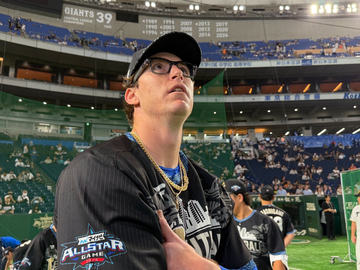ydb_yokohama's tweet photo. 【マイナビオールスターゲーム2026 第1戦】 

何やら秘密兵器を手にした #レイノルズ 選手👀
みなさんメガネにご注目👓✨

#オールスター 
#baystars https://t.co/LmpPR91Hiq