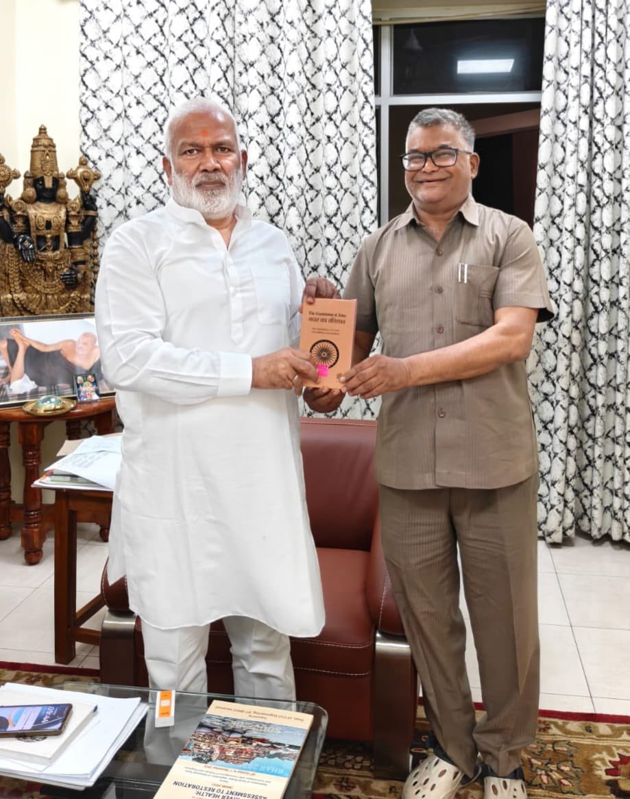 swatantrabjp's tweet photo. आज लखनऊ स्थित सरकारी आवास पर जल विशेषज्ञ डॉ• अवधेश प्रताप जी एवं पर्यावरण इंजीनियर प्रो• प्रभात कुमार सिंह जी से सौजन्य भेंट कर प्रदेश की नदियों के पुनर्जीवन तथा वैज्ञानिक एवं सतत् समाधान आधारित नदी प्रबंधन के विभिन्न पहलुओं पर चर्चा की। https://t.co/DKdx5rUu8n