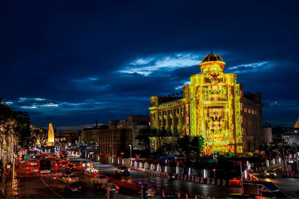tonpatiwat's tweet photo. บริษัทแพลน บี มีเดีย จำกัด(มหาชน) จัดทำการแสดง Immersive Art ชุด “สืบสาน รักษา ต่อยอด สู่แสงแห่งอนาคต” เพื่อเฉลิมพระเกียรติพระบาทสมเด็จพระวชิรเกล้าเจ้าอยู่หัว

ในรูปแบบ Projection Mapping ผสานศิลปะดิจิทัล แสง สี และเทคโนโลยีบน อาคารสถิตไทยชโย อาคารประวัติศาสตร์ที่ได้รับการปรับโฉมใหม่ให้สง่างาม พร้อมคงไว้ซึ่งคุณค่าทางสถาปัตยกรรมและเอกลักษณ์อันงดงาม

ด้วยความมุ่งมั่นที่จะนำความคิดสร้างสรรค์และเทคโนโลยีมาร่วมถ่ายทอดเรื่องราวอันทรงคุณค่า เพื่อร่วมเฉลิมพระเกียรติ และเปิดโอกาสให้ประชาชนได้ร่วมชื่นชมผลงานศิลปะที่เปี่ยมด้วยความหมายในวาระอันเป็นมงคลยิ่ง

โดยสามารถร่วมชมได้วันนี้เป็นวันสุดท้าย (28 กรกฎาคม 2569)
🕖 เวลา 19.00–00.00 น.

📍 บริเวณด้านหน้าอาคารสถิตไทยชโย หัวมุมถนนราชดำเนินกลาง ใกล้สะพานผ่านฟ้าลีลาศ

#ทรงพระเจริญ