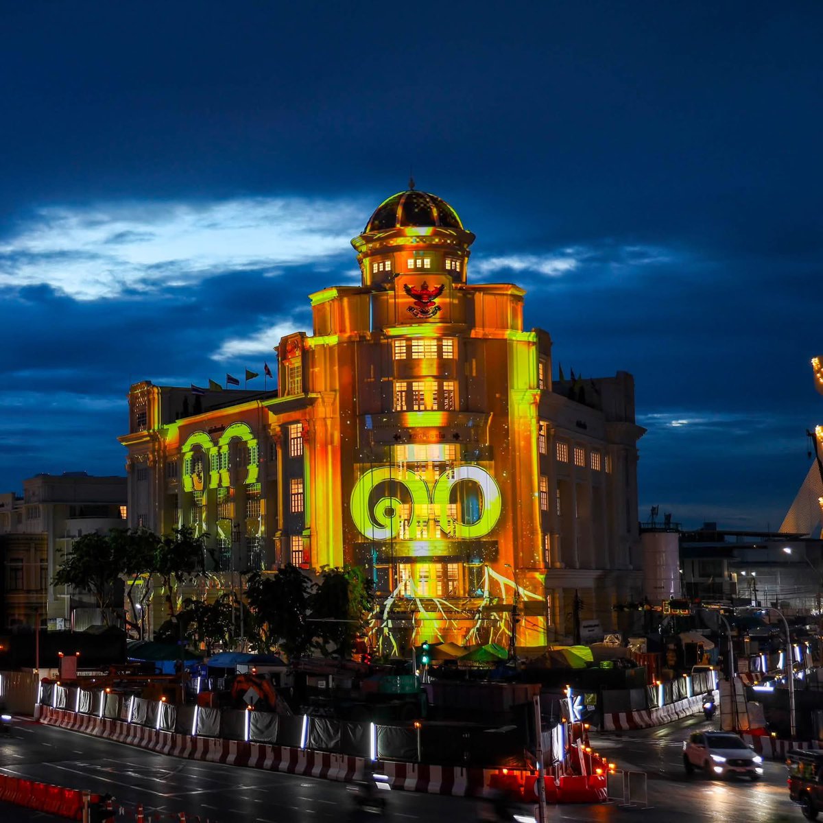 tonpatiwat's tweet photo. บริษัทแพลน บี มีเดีย จำกัด(มหาชน) จัดทำการแสดง Immersive Art ชุด “สืบสาน รักษา ต่อยอด สู่แสงแห่งอนาคต” เพื่อเฉลิมพระเกียรติพระบาทสมเด็จพระวชิรเกล้าเจ้าอยู่หัว

ในรูปแบบ Projection Mapping ผสานศิลปะดิจิทัล แสง สี และเทคโนโลยีบน อาคารสถิตไทยชโย อาคารประวัติศาสตร์ที่ได้รับการปรับโฉมใหม่ให้สง่างาม พร้อมคงไว้ซึ่งคุณค่าทางสถาปัตยกรรมและเอกลักษณ์อันงดงาม

ด้วยความมุ่งมั่นที่จะนำความคิดสร้างสรรค์และเทคโนโลยีมาร่วมถ่ายทอดเรื่องราวอันทรงคุณค่า เพื่อร่วมเฉลิมพระเกียรติ และเปิดโอกาสให้ประชาชนได้ร่วมชื่นชมผลงานศิลปะที่เปี่ยมด้วยความหมายในวาระอันเป็นมงคลยิ่ง

โดยสามารถร่วมชมได้วันนี้เป็นวันสุดท้าย (28 กรกฎาคม 2569)
🕖 เวลา 19.00–00.00 น.

📍 บริเวณด้านหน้าอาคารสถิตไทยชโย หัวมุมถนนราชดำเนินกลาง ใกล้สะพานผ่านฟ้าลีลาศ

#ทรงพระเจริญ