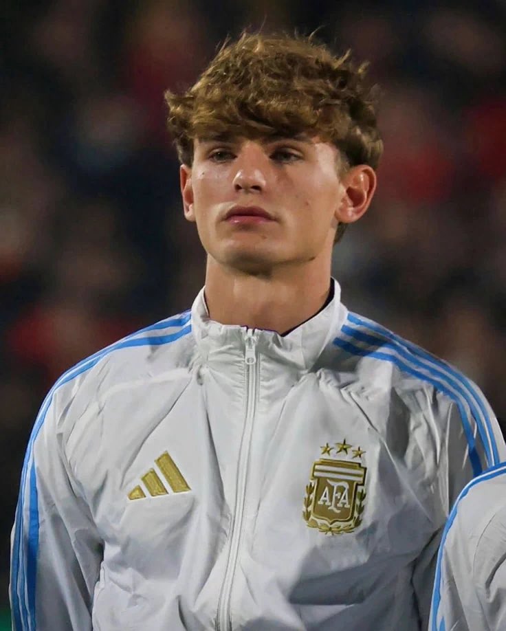 stobvy's tweet photo. SCALONETA AU // #barcopaz 

Donde Nico Paz esta embobado con el Colo, mientras que el Colo no se da cuenta de lo que siente

o

Donde la scaloneta descubren los ships y aus en twt sobre ellos mismos, despertando sentimientos en el colorado con respecto a su “mejor amigo” https://t.co/IHecI5zKbW