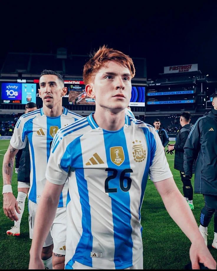 stobvy's tweet photo. SCALONETA AU // #barcopaz 

Donde Nico Paz esta embobado con el Colo, mientras que el Colo no se da cuenta de lo que siente

o

Donde la scaloneta descubren los ships y aus en twt sobre ellos mismos, despertando sentimientos en el colorado con respecto a su “mejor amigo” https://t.co/IHecI5zKbW