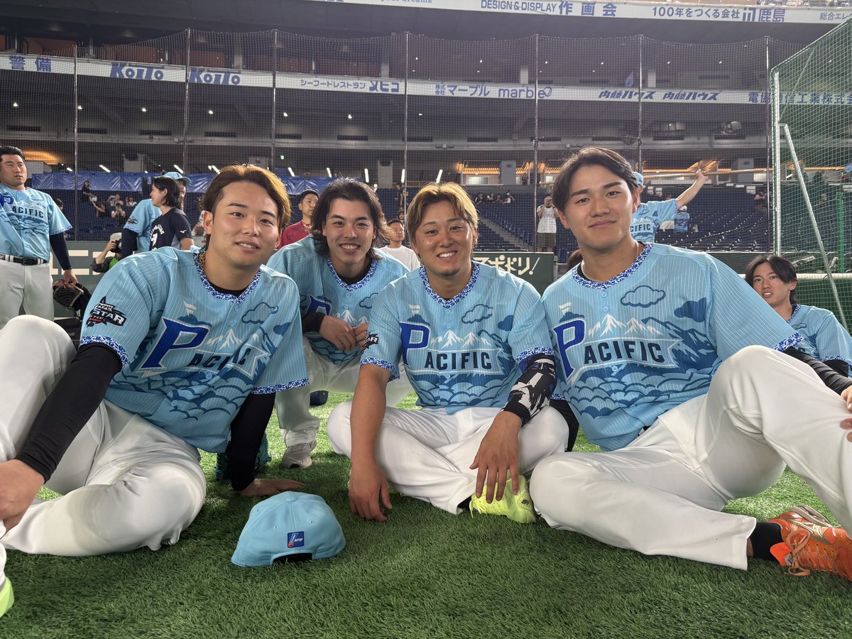 chibalotte_pr's tweet photo. オールスターのプラクティスユニホーム姿で集合写真！
#chibalotte #広報
#横山陸人 #小川龍成 #鈴木昭汰 #西川史礁 https://t.co/OJzccFUSdP