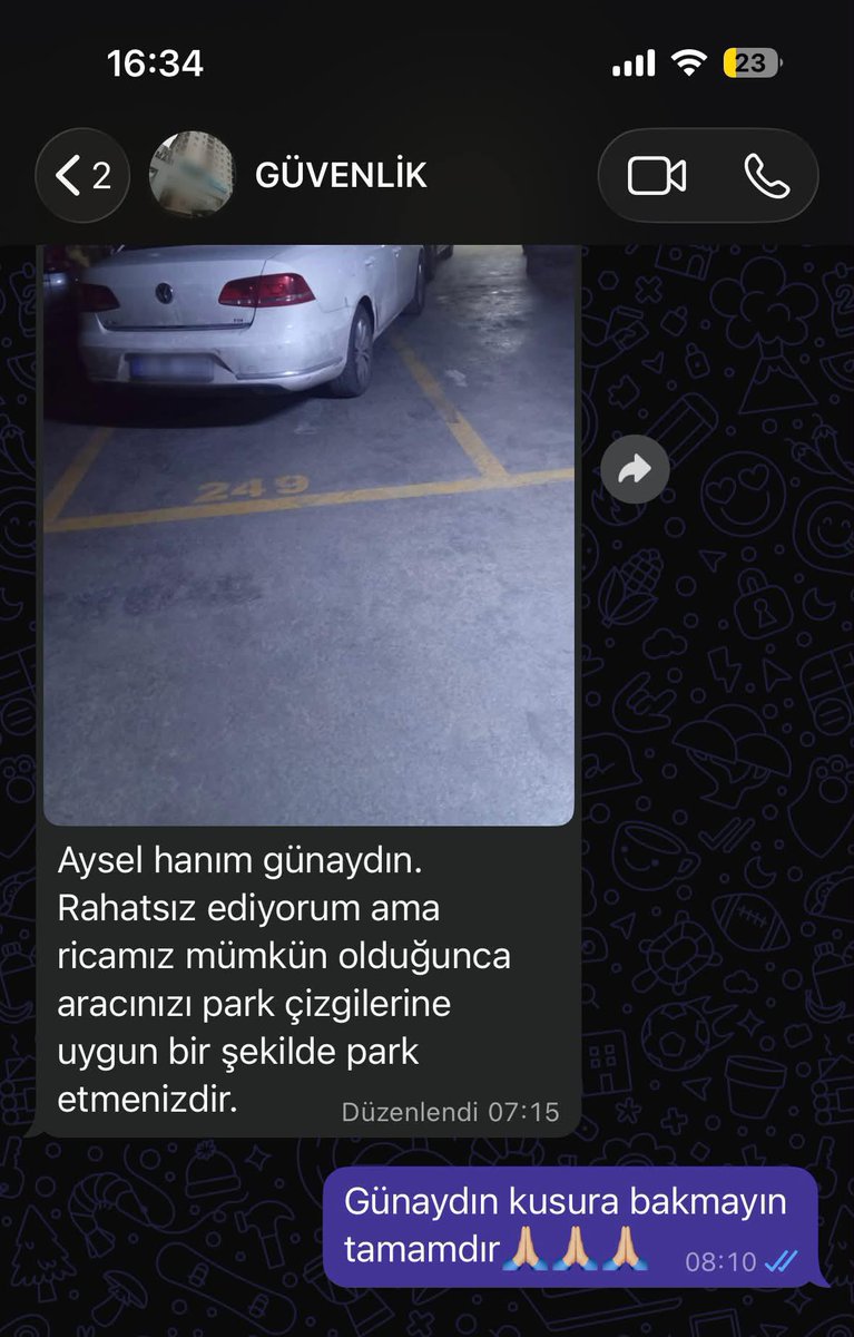 bayrakmedya's tweet photo. İstanbul'da bir sitede oturan kadın, aracını kapalı otoparka park ederken sürekli iki yeri işgal etmesinden dolayı güvenliğin her sabah bıkmadan usanmadan kendisine göndermiş olduğu mesajları "Tamam ne olmuş biraz taşırdıysak" notuyla paylaştı. https://t.co/TXhqMZAqRT
