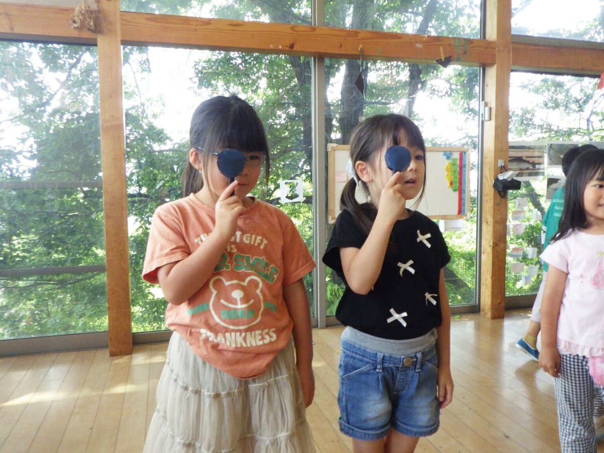 sizenkinder's tweet photo. 🩺「先生、なんで『ばんそうこう』しているの？」
先生たちの健康診断をきっかけに、5歳児のお部屋では「健康診断ごっこ」がスタート😊
身長・体重測定はもちろん、注射💉や視力検査、診察まで！
「注射のあとはばんそうこうだね」「お薬を出そう！」

自分の身体や健康を考えるきっかけになりました🌱 https://t.co/I3CCkHRDzR