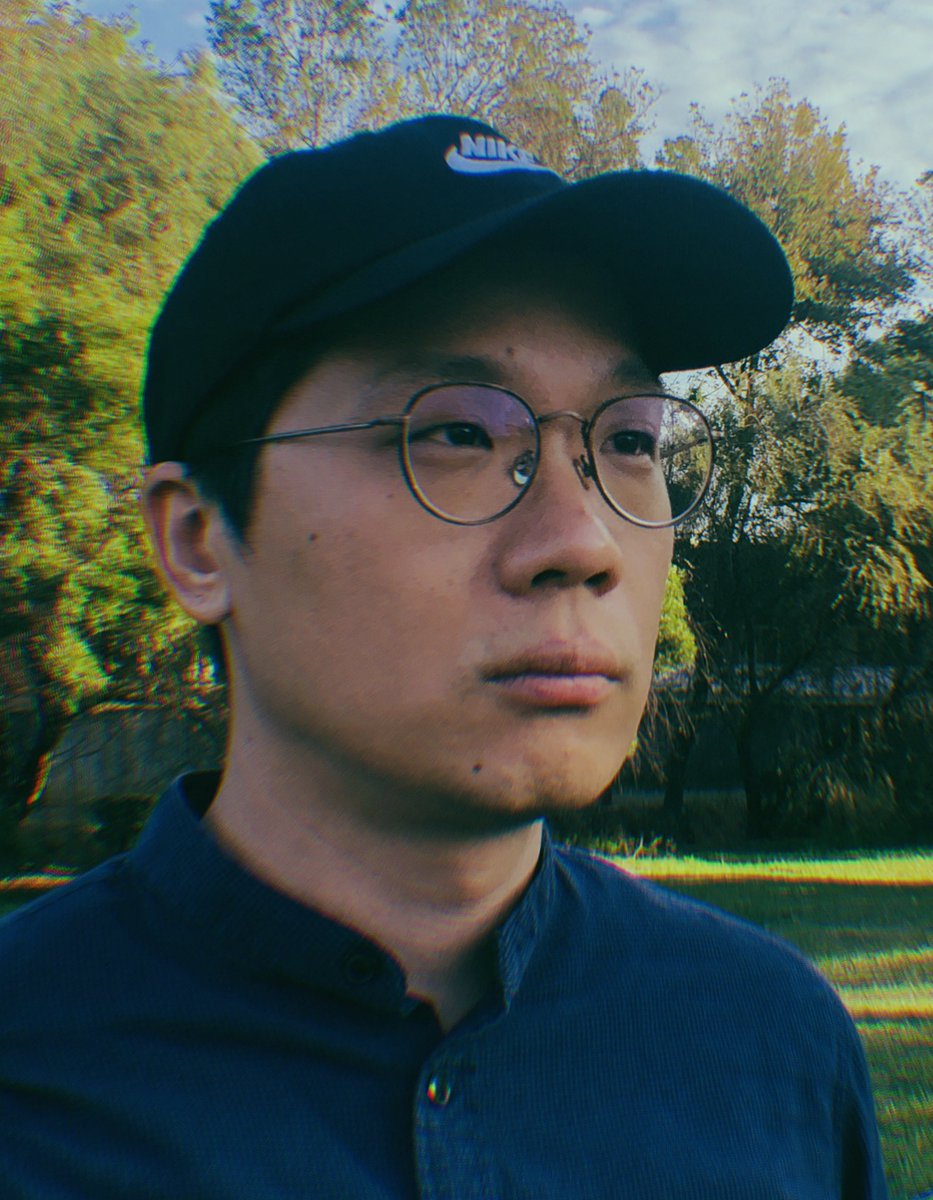 indiestory1998's tweet photo. 먼저 장편 애니메이션 <구제역에서 살아 돌아온 돼지>의 개봉을 기다려 주신 관객 여러분과 언론 관계자 여러분께 갑작스럽고 안타까운 소식을 전하게 되어 진심으로 무거운 마음입니다.

<구제역에서 살아 돌아온 돼지>를 연출하신 허범욱 감독님께서 지난 7월 23일(목) 불의의 화재사고로 치료를 받던 중, 오늘 7월 28일(화) 새벽 유명을 달리하셨습니다.

이에 따라 8월 5일(수)로 예정되어 있던 <구제역에서 살아 돌아온 돼지>의 개봉을 잠정 연기하게 되었습니다. 추후 개봉 및 관련 일정은 유가족분들과 제작진이 마음을 추스른 뒤 다시 안내해 드리도록 하겠습니다.

관객 여러분과 언론 관계자 여러분의 깊은 이해와 너그러운 양해를 부탁드립니다.

한국 애니메이션을 위해 열정을 바치신 고(故) 허범욱 감독님을 깊이 애도하며, 삼가 고인의 명복을 빕니다.

[장례 안내]
빈소: 한강성심병원장례식장 특3호실
발인: 7월 30일(목요일) 오전 8시
장지: 서울추모공원

◆故 허범욱님 부고◆
https://t.co/u2uXlhx6Yb