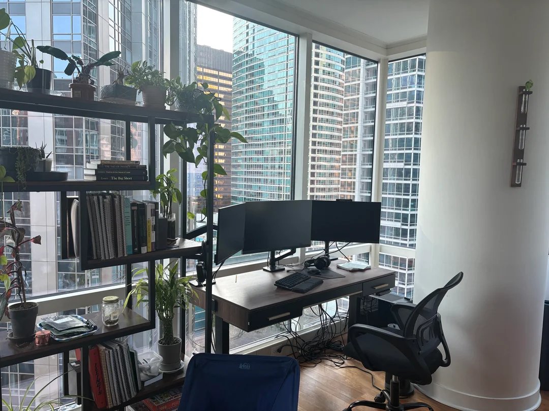 DRbitcoin36's tweet photo. 昨天一位做量化交易的老哥，在论坛上公布自己的住宅照片，意外的爆火。我猜是普通人都太好奇，量化交易员都会住在什么样的豪宅😂😂

落地窗、绝佳城市景观、多屏的工作空间

标题：《 2600 万美金的量化金融》