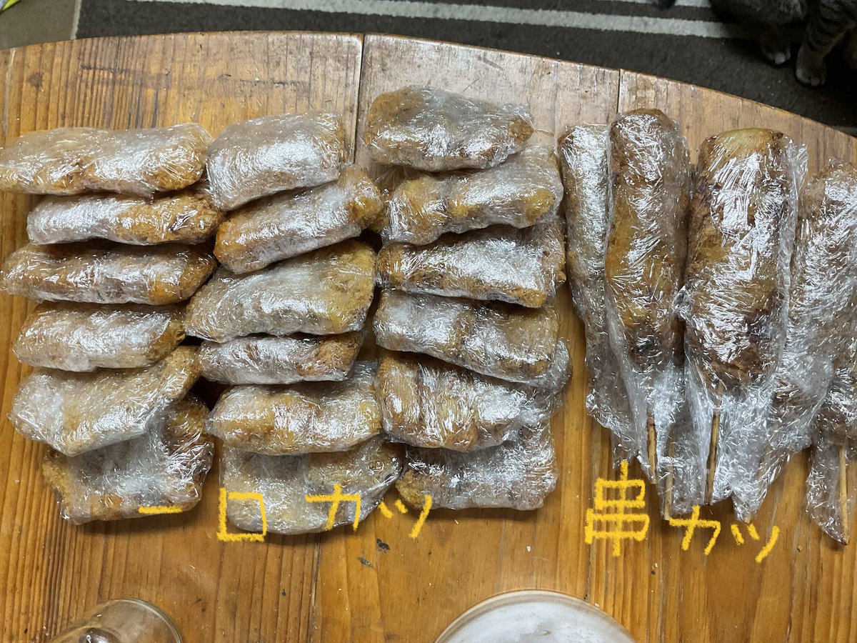 retrobaragit's tweet photo. 汗ナシで揚物も終了😊
串カツは«業務ス»のを揚げただけだが、一口カツの方はイイ物件が無かったので、¥600くらいのバラブロックから切り出して揚げました😅
姫弁にも使えるが、主にオレのソースカツ丼用だな😝
#ネコ  #豚カツ  #串カツ  #弁当オカズ https://t.co/3SlxXPYPg1