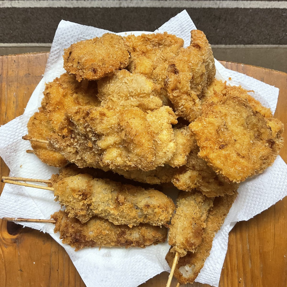 retrobaragit's tweet photo. 汗ナシで揚物も終了😊
串カツは«業務ス»のを揚げただけだが、一口カツの方はイイ物件が無かったので、¥600くらいのバラブロックから切り出して揚げました😅
姫弁にも使えるが、主にオレのソースカツ丼用だな😝
#ネコ  #豚カツ  #串カツ  #弁当オカズ https://t.co/3SlxXPYPg1
