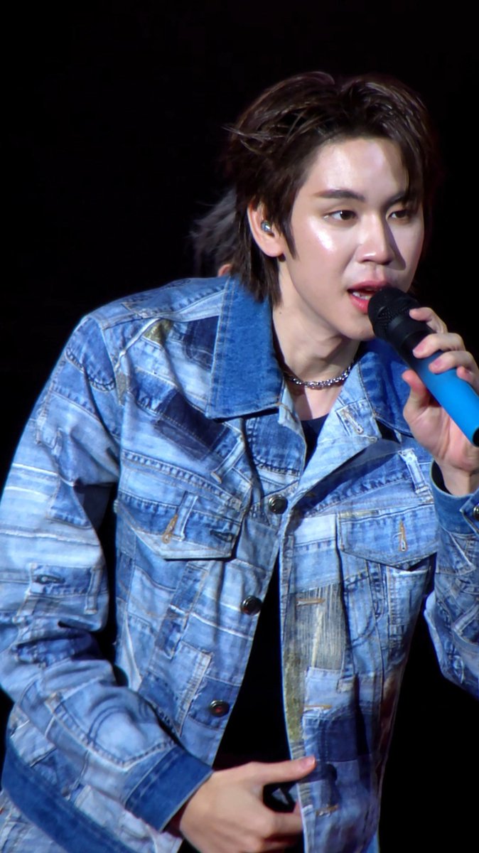 lionsayyes's tweet photo. ขออนุญาตมาป้ายยาเลนส์เสริมมือถือ สำหรับคนที่ไปคอนเสิร์ตบ่อยๆ อยากถ่ายคลิปซูมไกลๆแต่งบไม่พอซื้อมือถือพร้อมเลนส์เสริมต่างๆ แต่มีมือถือที่มีเลนส์ tele แบบผมครับพี่ ✨️

เลนส์เสริมที่ใช้คือ fotorgear 2x Telephoto lens บอกก่อนว่าตอนซื้อคือลองผิดลองถูกมาก แต่ดีใจที่รอบนี้ลองถูก55555555 มันจะเป็นเลนส์เสริมสำหรับใส่กล้อง tele เท่านั้น ย้ำ! ว่าสำหรับใส่กล้อง tele เท่านั้นนะ 💥 แปลว่าอะไร แปลว่าถ้ามือถือเรามีกล้อง tele (กล้อง 5x ขึ้นไปแบบที่ไม่ใช่ใช้มือซูม) ก็สามารถเอาเลนส์เสริมอันนี้มาใส่ได้เลย โดยใส่ให้ตรงกับตัวเลนส์ 5x ของมือถือ (แต่ละรุ่นอยู่ตำแหน่งต่างกัน) ส่วนเราใช้ Samsung Galaxy S24 Ultra คับ เลนส์ที่ใส่จะเป็นเลนส์ใหญ่อันล่างสุดเลย ถ้าใช้โหมด Pro ถ่ายจะปังกว่าโหมดปกติมาก ลองมาให้แล้ว เราตั้งค่ากล้องไว้ที่ iso 200, 1/125s, wb4700 AF แบบ center

จากการไปลองมากับคอน FFF ล่าสุด ตรงที่เรานั่งคือโซน B5 แถว BL คืออยู่ชั้น 1 แบบเห็นสเตจกลางตาเนื้อ แต่ถ้ารวมๆคือแบบภาพสุดท้าย อันนี้เราถ่าย 1x กล้องปกติมา

จากคลิปในเธรดตัวอย่างคือใส่เป็น 2 คลิป ก่อน-หลังเข้า Capcut มีปรับ stabilize กับปรับแสง-สีนิดหน่อยคับ มีสีปข้อดีข้อเสียให้เธรดสุดท้าย