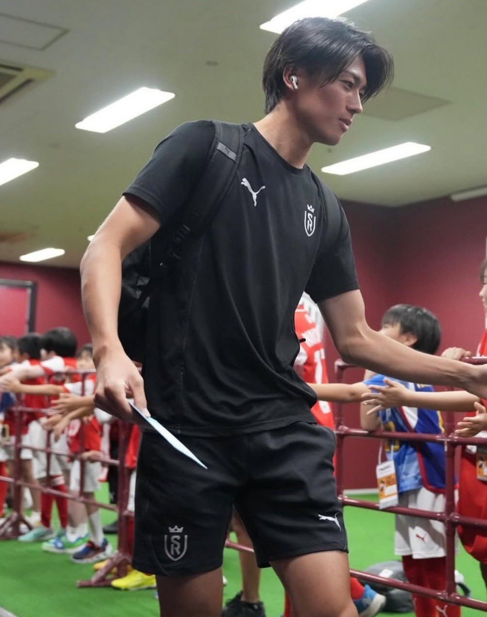 buzzjpnews's tweet photo. 中村敬斗のファンサ、神対応すぎて距離感バグってる。
ファンも大喜びだし、あれは一瞬で沼に落ちるわ…✨ https://t.co/3wmkolzqFW