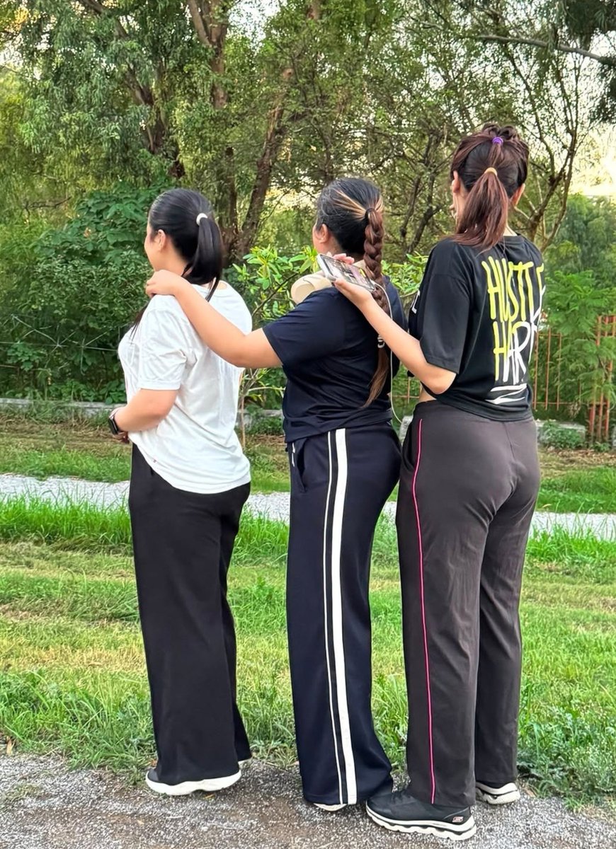 achilarki10's tweet photo. Morning walk with my girls. https://t.co/U8rNRmyH4Q