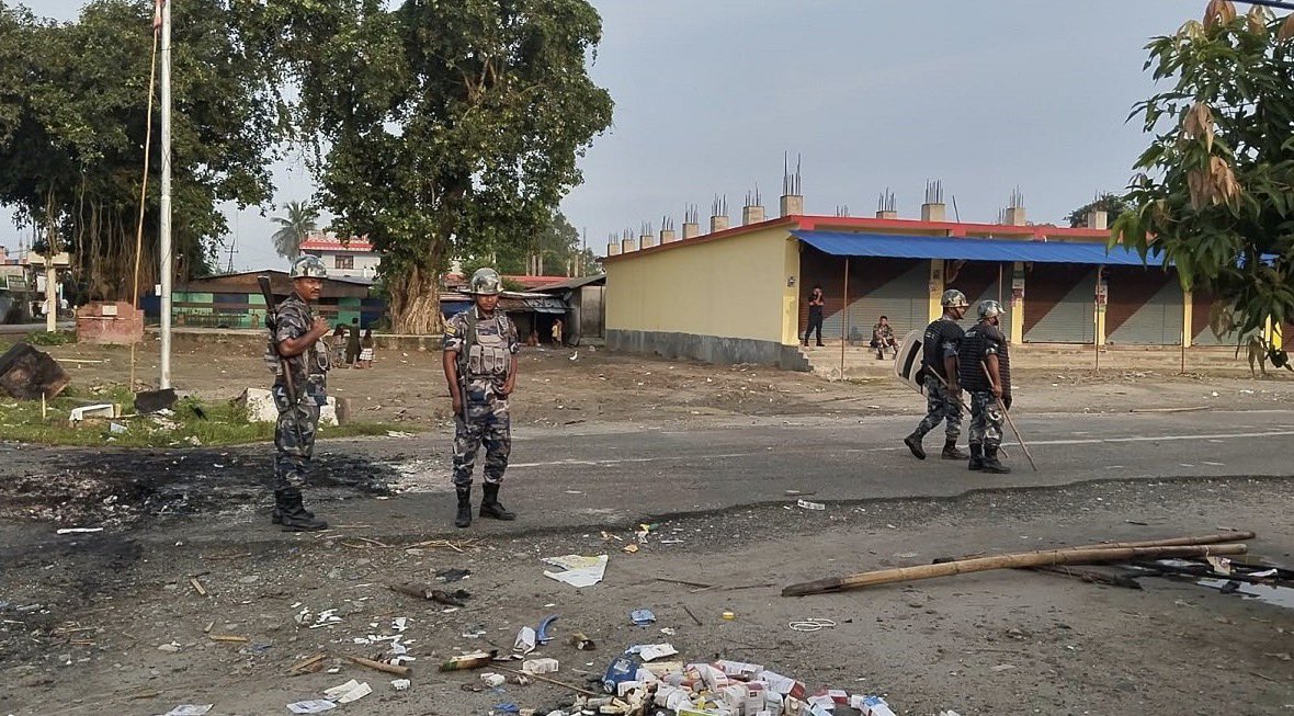 sanosamachar's tweet photo. The curfew imposed in Sunsari from July 27, 9 PM has been removed.

The curfew was imposed after a clash between the Hindu and Muslim communities resulting in the death of 30-year-old Omprakash Mehta from a gunshot wound while trying to control the riot that occurred on Sunday. https://t.co/j7998sMTNx