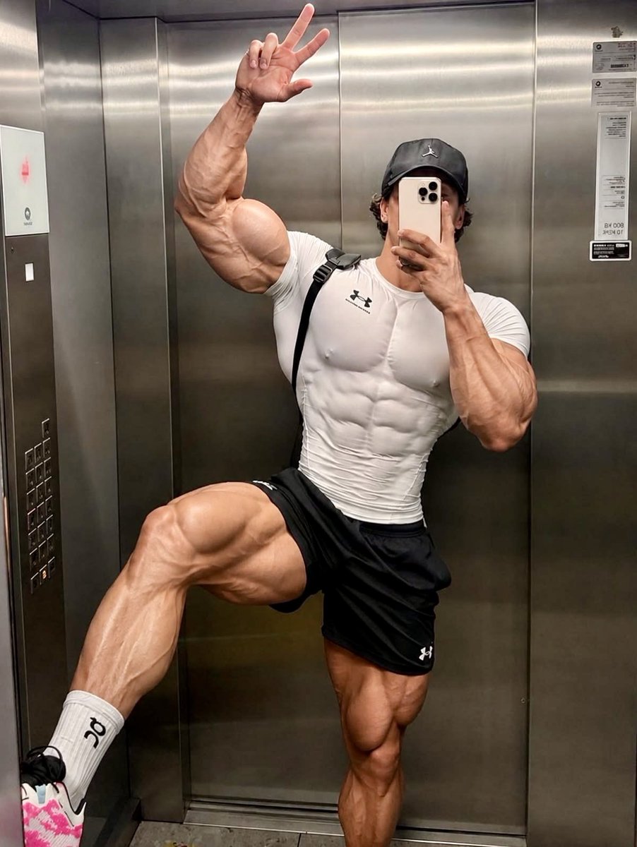 dxLoveStory's tweet photo. This guy over Jake Andrich anytime 
Omg 😳 I don’t know who he his https://t.co/4oHURaSWXp