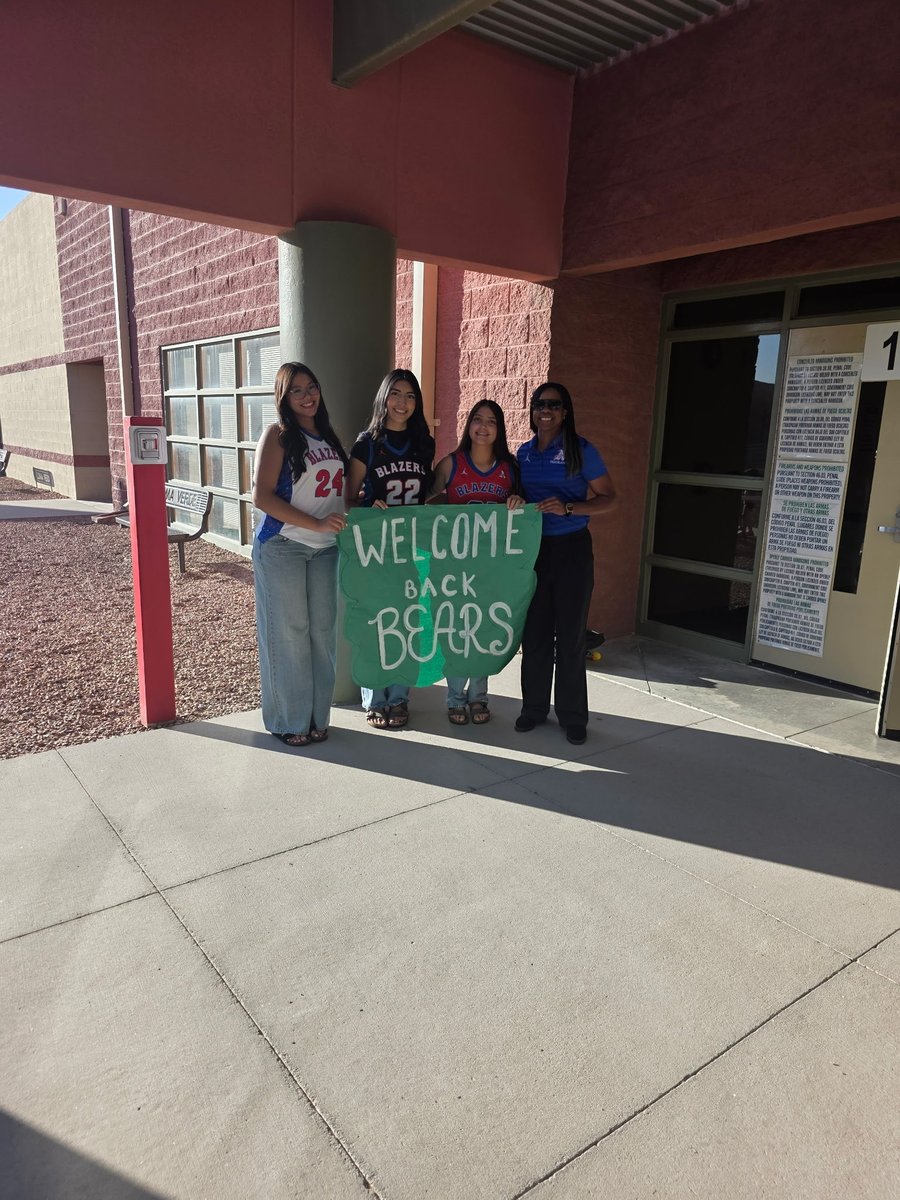 Coach_NoeRobles's tweet photo. Great first day of school at our Blazer Nation feeder campuses. Thank you to all the coaches and their athletes for supporting our future Trailblazers. A’s Up!! @Americas_HS @BlazerAthletics https://t.co/N1voKLT3Wm