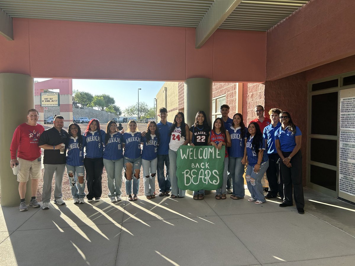Coach_NoeRobles's tweet photo. Great first day of school at our Blazer Nation feeder campuses. Thank you to all the coaches and their athletes for supporting our future Trailblazers. A’s Up!! @Americas_HS @BlazerAthletics https://t.co/N1voKLT3Wm