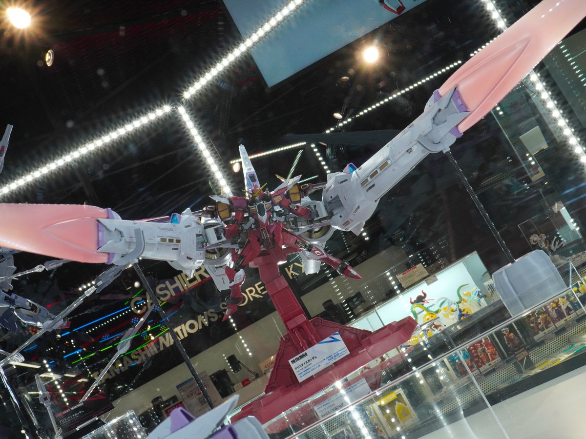 tamashii_tnt's tweet photo. ／
ミーティア、リフトオフ！
＼
 
『機動戦士ガンダムSEED』より
「METAL BUILD ミーティア」を魂ストア東京に追加展示！
 
MS連結時全長約860mmの本体に、砲撃時の展開ギミックや、エンジン部の回転ギミック、ハッチ展開ギミックを搭載！
 
圧巻のサイズをぜひご覧ください👀✨

#g_seed #ガンダムフィギュア #METALBUILD #魂ストア東京