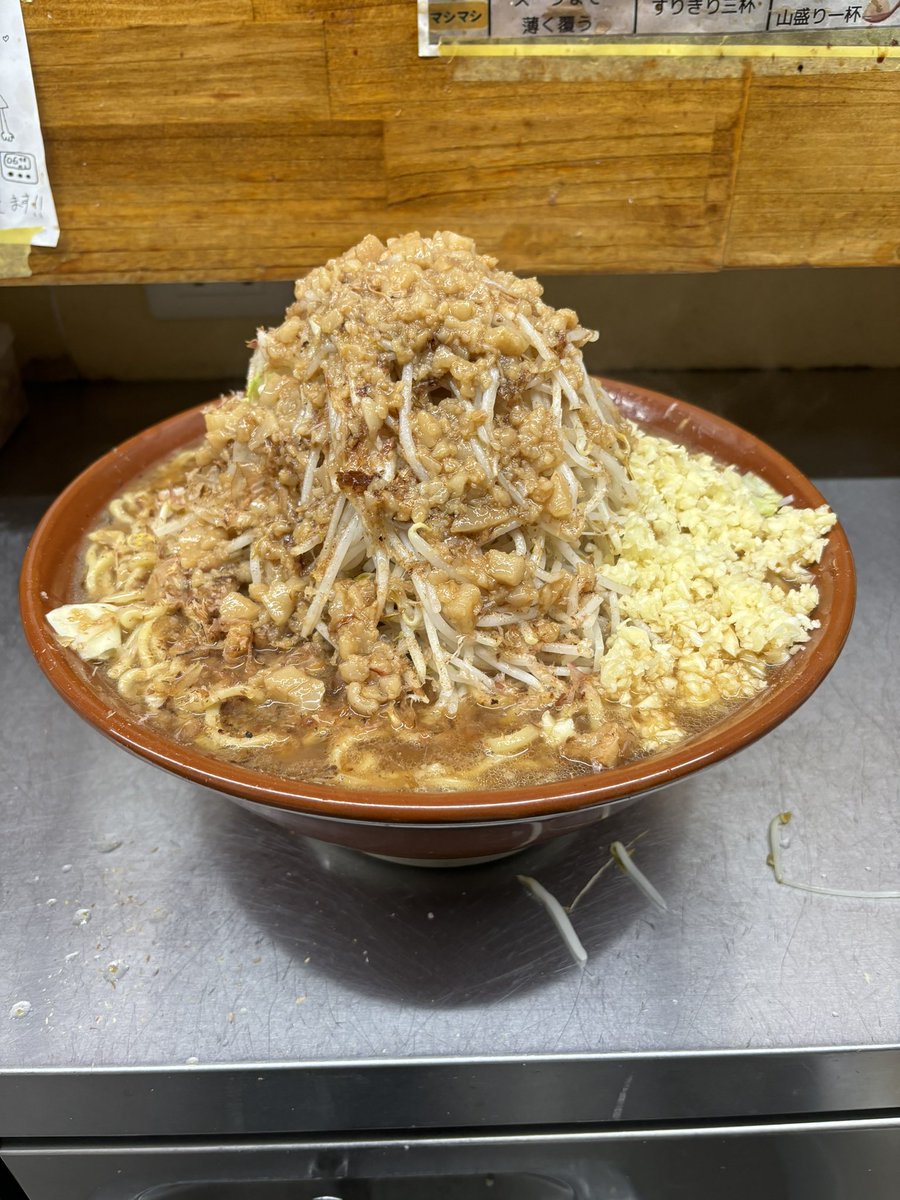 m_m_s_HO's tweet photo. 最近猛暑ですね…
駅から店までの間だけで汗だくなります😓

店内は冷房効かせて涼しくしてるので、涼むついでに是非お立ち寄りください♪
涼しい店内で熱々のラーメンは中々に爽快ですよ😆笑
#マシマシ物語
#二郎系
#東大阪
#猛暑 https://t.co/62SKiCnVYH