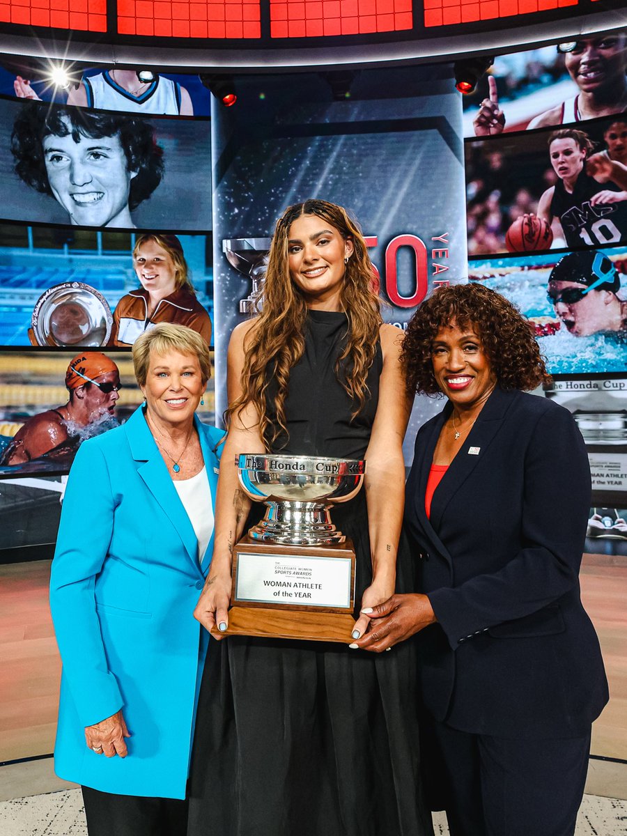UCLAWBB's tweet photo. Etched in history 4️⃣ever 🐻🏆

Lauren Betts becomes the nation-leading 7️⃣th Bruin to win a Honda Cup in @UCLAAthletics history!

#GoBruins x #HondaCup https://t.co/9W14z4PSw0
