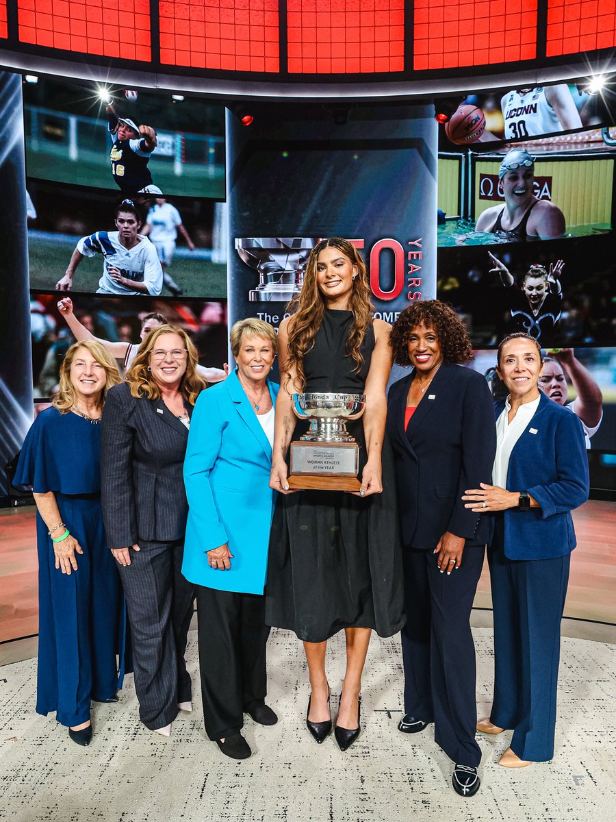 UCLAWBB's tweet photo. Etched in history 4️⃣ever 🐻🏆

Lauren Betts becomes the nation-leading 7️⃣th Bruin to win a Honda Cup in @UCLAAthletics history!

#GoBruins x #HondaCup https://t.co/9W14z4PSw0