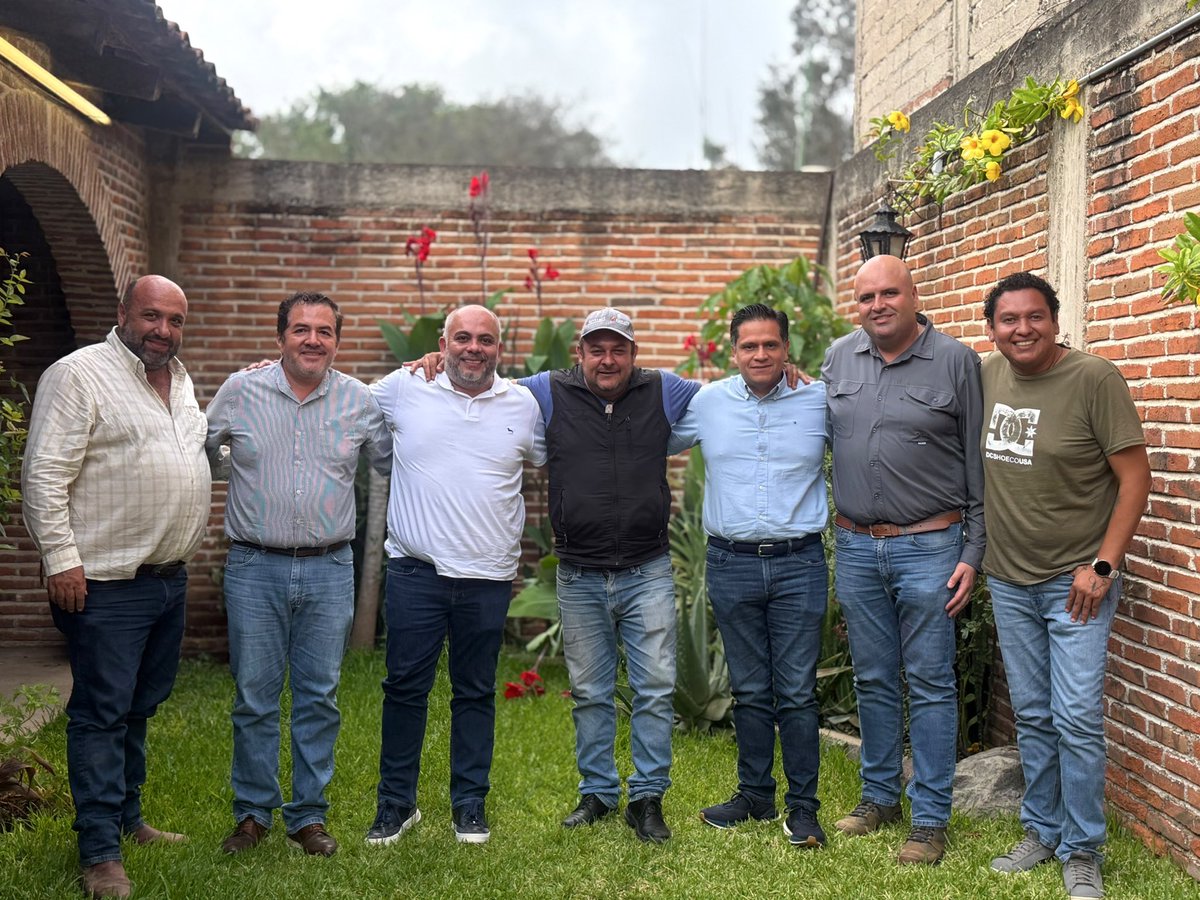 jpablocolin's tweet photo. Seguimos fortaleciendo el trabajo en equipo.

Gracias amigos y liderazgos de Zapotiltic  por la reunión y por seguir construyendo, juntos, un mejor PAN para Jalisco. https://t.co/l6JQzpGIuA