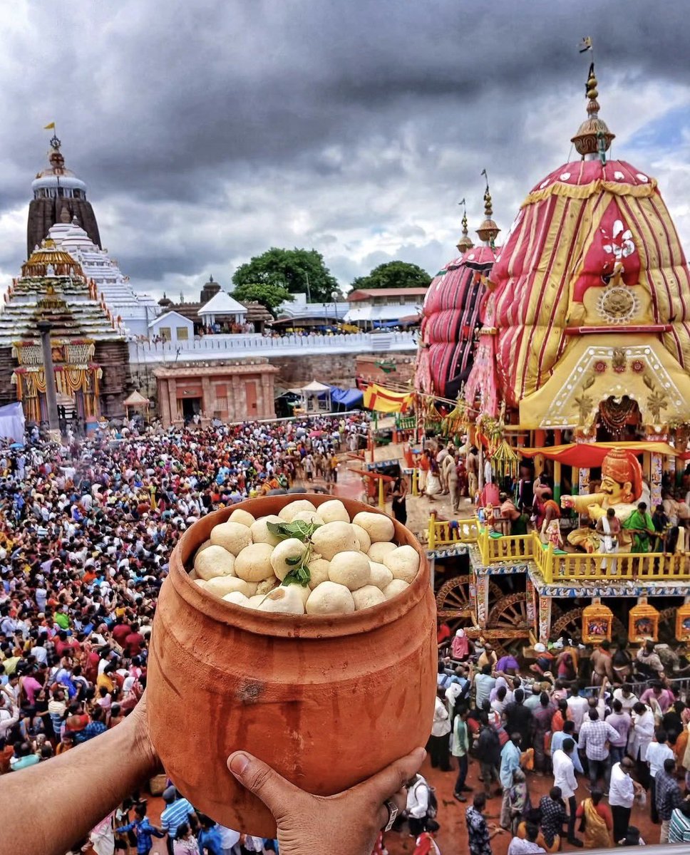 Bisubayaisu's tweet photo. ଗୋଟି ପହଣ୍ଡିରେ ଗଲେଣି ବଡ଼ଭାଇ
ଗୋଟି ପହଣ୍ଡିରେ ଯାଉଛନ୍ତି ସୁଭଦ୍ରା ଦେଈ 
ପଛରେ ଅଛନ୍ତି କଳା ଠାକୁର,
ଲକ୍ଷ୍ମୀ ନିର୍ଦ୍ଦେଶରେ ବନ୍ଦହୋଇଗଲା ସିଂହଦୁଆର।
ମା ଲକ୍ଷ୍ମୀ ସାଆନ୍ତାଣୀ କରିଛନ୍ତି ମାନ 
ପାଟ ପୀତାମ୍ବରୀ, ଅଳଙ୍କାର ଦେଲେ ଚକାନୟନ,
      ଆରେ, ମାନିଲାନି ମନ 
ରସଗୋଲା ଦେଇ ଜଗତର ନାଥ 
      କରିଲେ ମାନଭଞ୍ଜନ... https://t.co/YW4uUH5tew