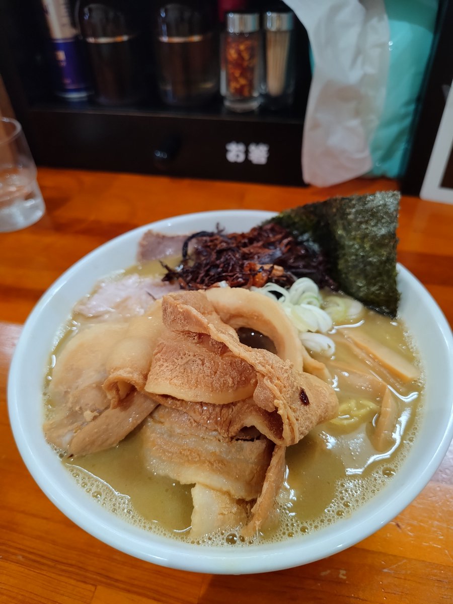 onipuka's tweet photo. 【一条流がんこラーメン金町】
🚉金町
🍜サザエの不純100

栄螺の夏
暖簾の先へ
螺旋の時
粒々辛苦
滋味深まる

今回、金町店へ初訪問😊

サザエの旨味がしっかりと感じられる一杯🐚✨

がんこらしいキレのあるスープと細麺の相性も良く、最後まで美味しくいただきました😊

そして悪魔肉も🍖

噛むほどに旨味があふれ、ラーメンとの相性も抜群🤤

今回も大満足でした✨

ご馳走様でした🐴