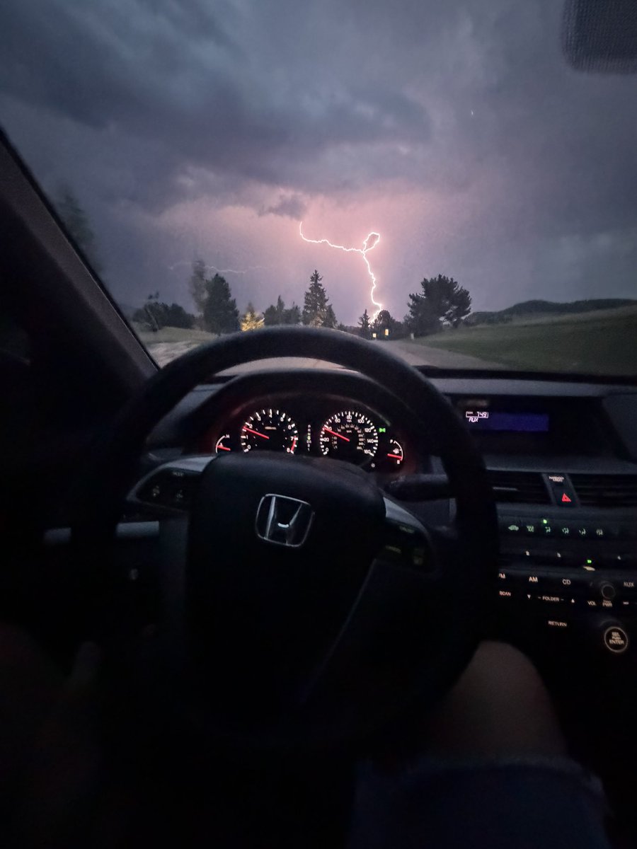 Jduntrades's tweet photo. Just got such a raw picture in the humble Honda on the way home from dinner ⚡️ https://t.co/niJDqQj4Sn
