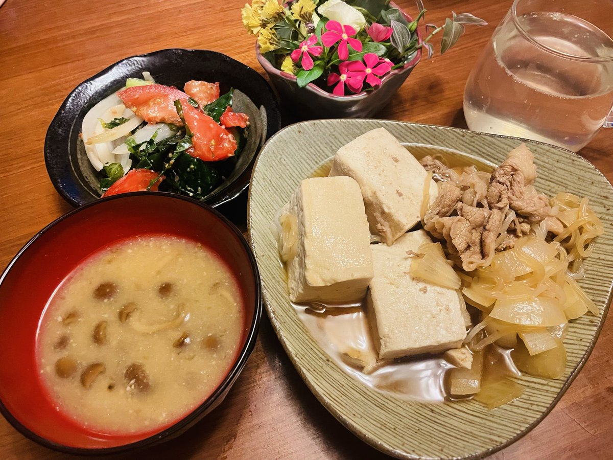 kanom3_'s tweet photo. #おうちごはん #晩御飯 
なめこ汁
肉豆腐
トマト🥒ワカメのあえもの
はちみつレモン
歯医者に行ってきたよ。耐えたえらい。優しい歯科衛生士さんで顎の疲れを気にして何度も口を閉じさせて休憩入れてくれて助かった〜
また年内にクリーニングできるといいな https://t.co/brl50aWCUb