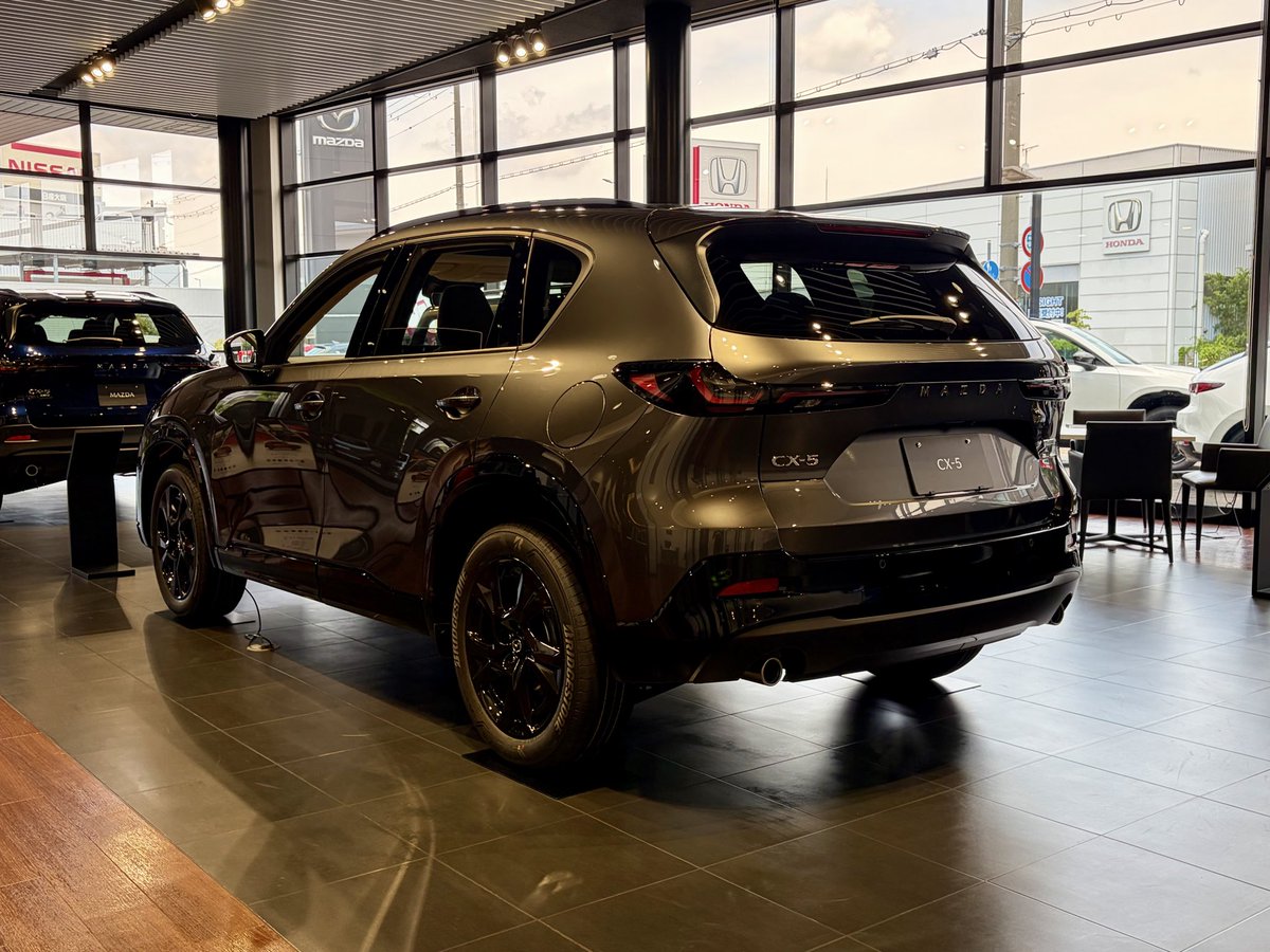 DJ5FS_0178's tweet photo. マツダにてオイル交換待ちに新型CX-5を拝見〜

車内は上手く上質感を出しているものの、KFと比べるとやはりコストカットされていますねぇ…

後部座席の足元は183センチがドラポジを取って後ろに座っても拳１つ入り明らかに余裕が増えたのは羨ましいですね🙂 https://t.co/XuKQNYyOnX