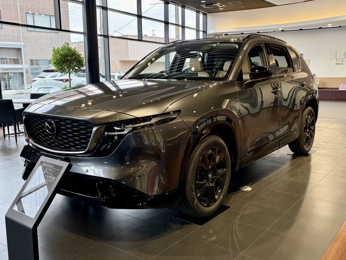 DJ5FS_0178's tweet photo. マツダにてオイル交換待ちに新型CX-5を拝見〜

車内は上手く上質感を出しているものの、KFと比べるとやはりコストカットされていますねぇ…

後部座席の足元は183センチがドラポジを取って後ろに座っても拳１つ入り明らかに余裕が増えたのは羨ましいですね🙂 https://t.co/XuKQNYyOnX