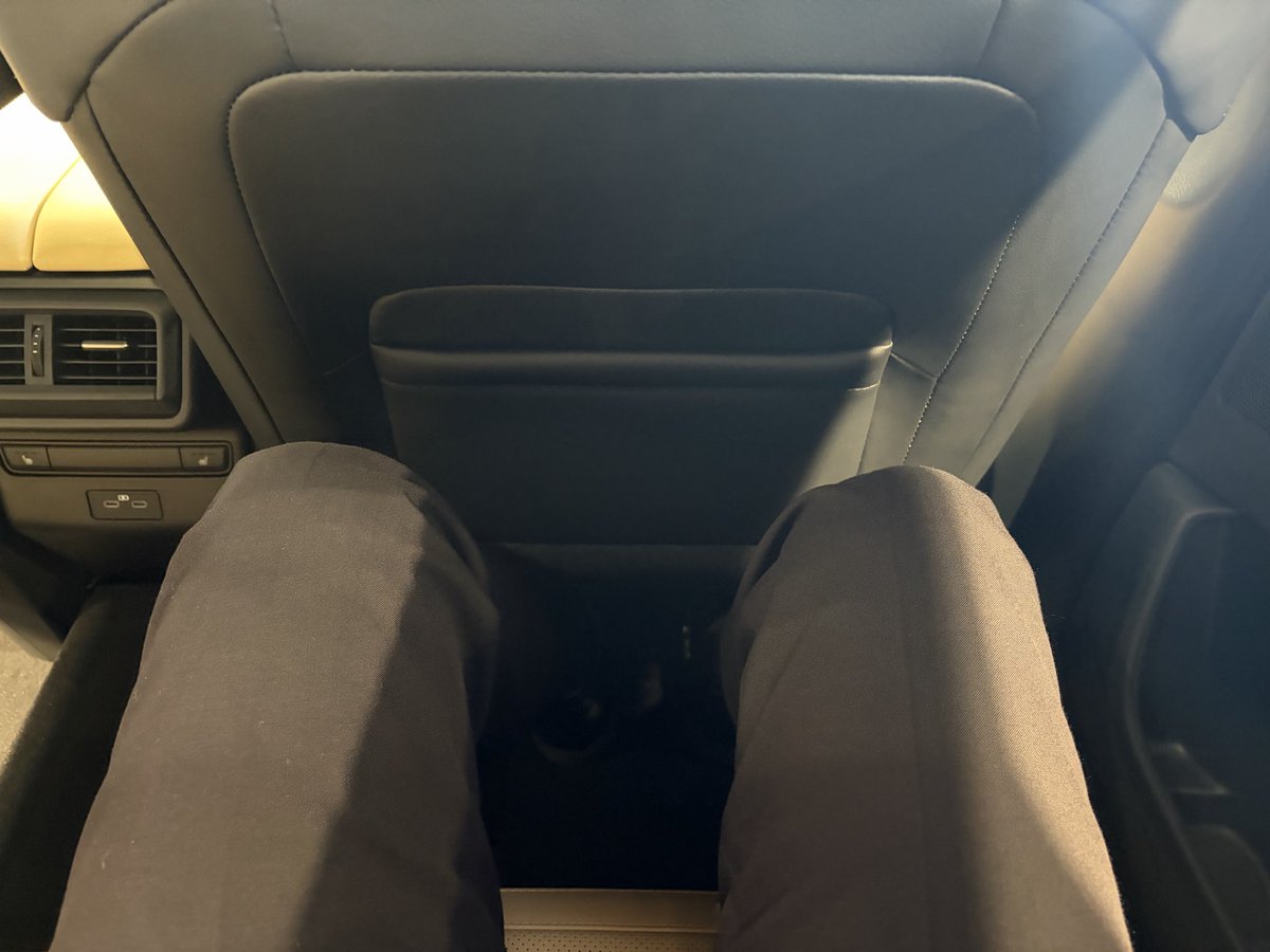 DJ5FS_0178's tweet photo. マツダにてオイル交換待ちに新型CX-5を拝見〜

車内は上手く上質感を出しているものの、KFと比べるとやはりコストカットされていますねぇ…

後部座席の足元は183センチがドラポジを取って後ろに座っても拳１つ入り明らかに余裕が増えたのは羨ましいですね🙂 https://t.co/XuKQNYyOnX