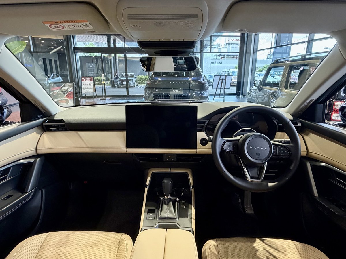 DJ5FS_0178's tweet photo. マツダにてオイル交換待ちに新型CX-5を拝見〜

車内は上手く上質感を出しているものの、KFと比べるとやはりコストカットされていますねぇ…

後部座席の足元は183センチがドラポジを取って後ろに座っても拳１つ入り明らかに余裕が増えたのは羨ましいですね🙂 https://t.co/XuKQNYyOnX