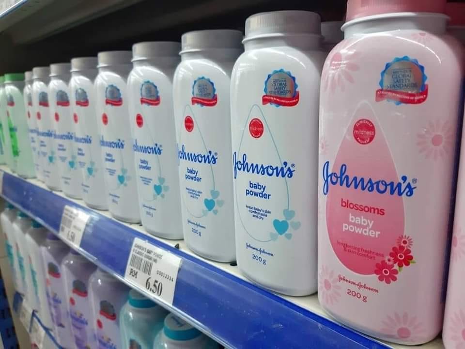 JatIkhwan's tweet photo. Lepas sedekad berlawan di mahkamah, akhirnya Johnson’s &amp; Johnson’s ready nak settle ribuan kes mahkmah pasal bedak mereka dengan pampasan berjumlah USD 5.5 bilion. Katanya bedak ni penyebab kanser. https://t.co/AKNRZlw1fX