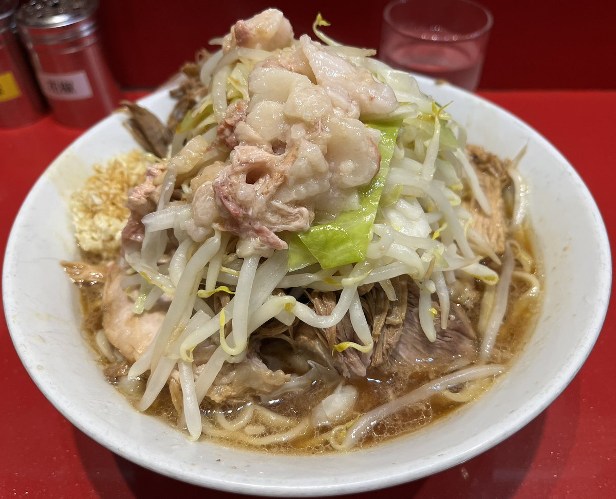 orafuorafu1985's tweet photo. 西台　ラーメン二郎　西台駅前店
半分　豚増し　全部

アブラと野菜を食べ進めると
下から豚がたっぷり
豚にニンニクを乗せて
ホワイトペッパーをかけて頂く
美味しかった https://t.co/b8AJWPEiXa