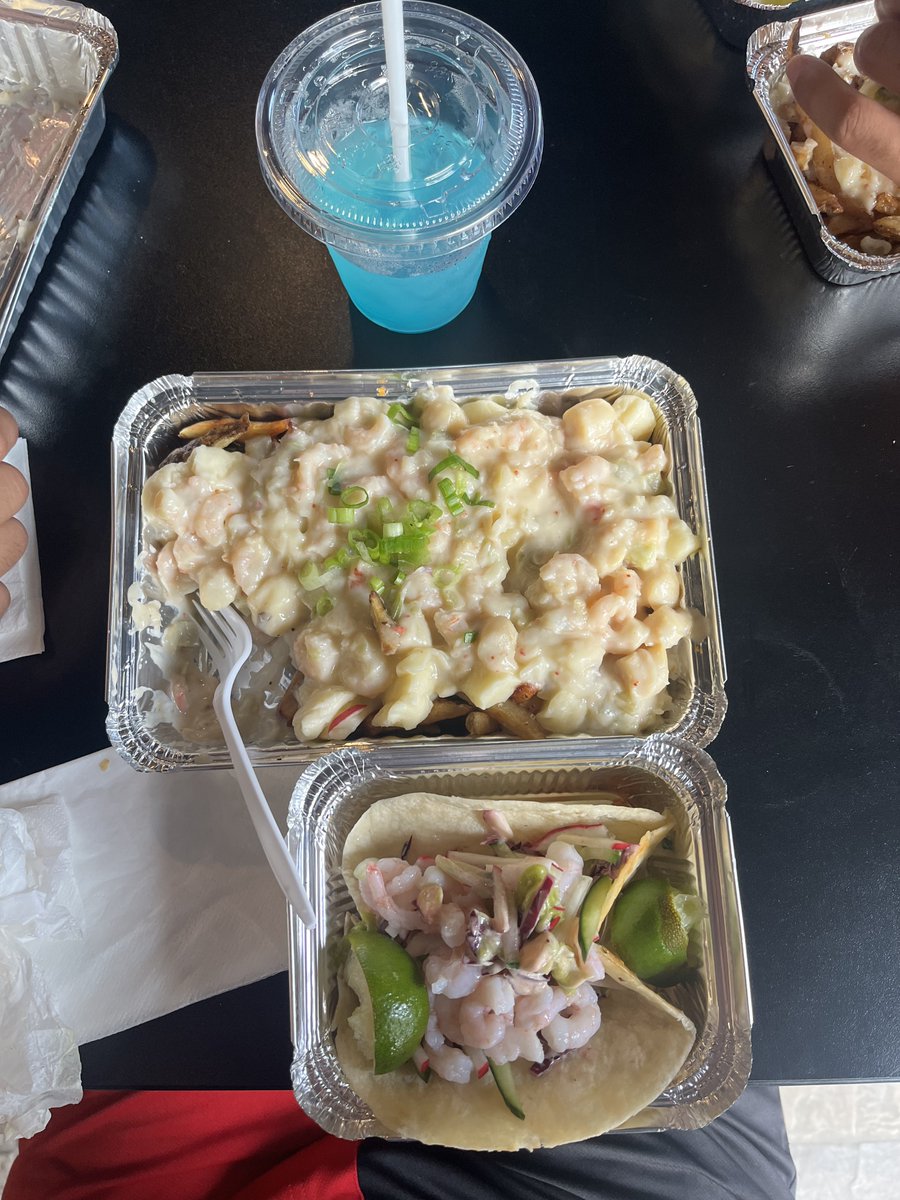 damnmassil's tweet photo. La poutine a gaspe tabasse n'importe quelle poutine a mtl (3ieme c'est du chevreuil et du caribou) https://t.co/KpSOaNL3MQ