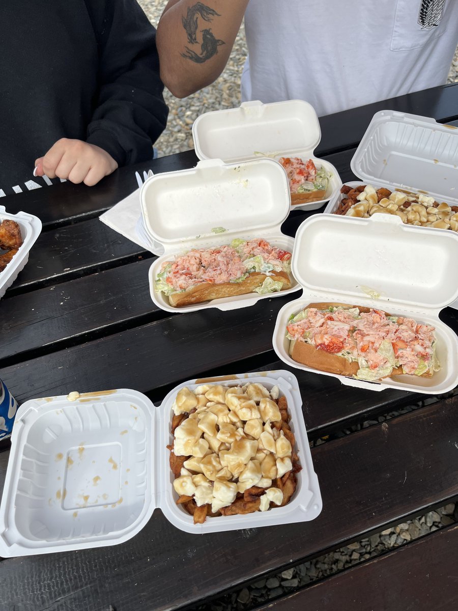 damnmassil's tweet photo. La poutine a gaspe tabasse n'importe quelle poutine a mtl (3ieme c'est du chevreuil et du caribou) https://t.co/KpSOaNL3MQ