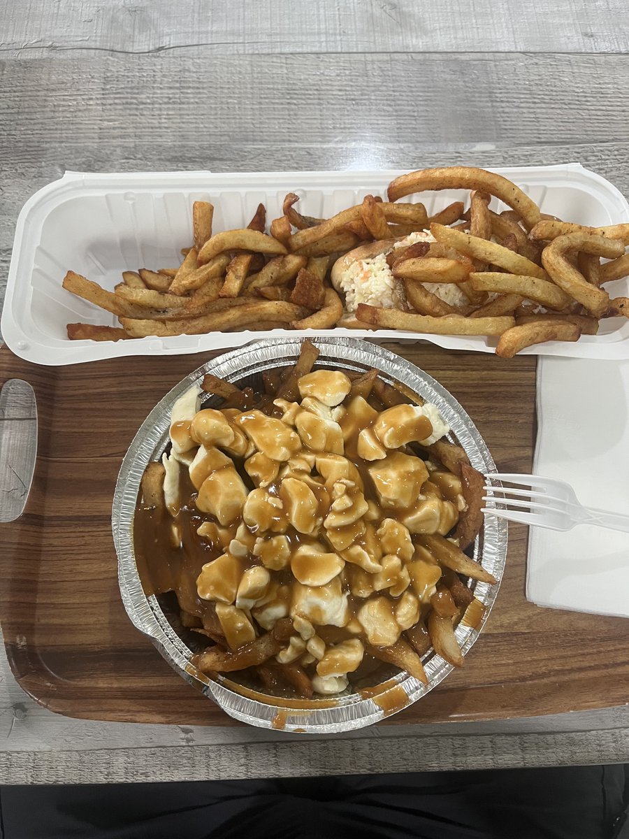 damnmassil's tweet photo. La poutine a gaspe tabasse n'importe quelle poutine a mtl (3ieme c'est du chevreuil et du caribou) https://t.co/KpSOaNL3MQ