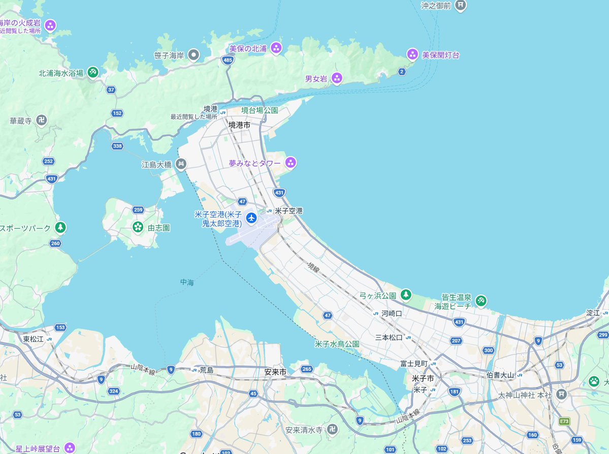 A8800454's tweet photo. 境港駅に向かいました。1980年夏の鉄研合宿で行った時は、天気は雨、車両はキハ47で、中間運転台の助手席椅子に座りました。乗務員室扉の窓も開けることが出来て、バランサー付きに関心しました。
さて、本日は晴天。境線も米子空港のところでぐにゃりと曲がっています。線路東側の旧道が、当時のおもかげを伝えてくれました。

境港駅は立派な建物になっていました。米子空港が鬼太郎空港とも言われるように、この駅もゲゲゲの鬼太郎を全面に出しています。ところで、この壁画の猫娘はオリジナルのようです。（現代版は、美少女になってしまいましたが。）

70年代、小学生の時、第１回目放送をずっと見ました。その中で、ストーリーをはっきりと覚えている作品があります。あか舐めという妖怪が登場しました。いつものように鬼太郎が退治しようとするものの、思わぬ苦戦。あかなめは鬼太郎に言い放ちます。「オレたちは人間の出したあかをなめ続けてきたが、最近の人間どもはなっていない！」鬼太郎は、はたと気が付き、行政の人たちに、街の清掃をするように呼びかけます。市民が布団を干したり、道路の清掃をするシーンが流れます。下水のマンホールから顔を出したあか舐めが「当分オレの出番はなさそうだな。」と言い残して、マンホールのふたを閉じて下水管のなかに消えていくところでエンド。
このように、当時の子供向け作品には、単なる勧善懲悪、悪人による秩序破壊、そこへ正義の味方が出てきて、悪人を退治してめでたしめでたしではなく、社会的なメッセージを含んだものが見られました。
現代版のゲゲゲの鬼太郎はどうなっているのでしょうか。
＃境港
＃ゲゲゲの鬼太郎