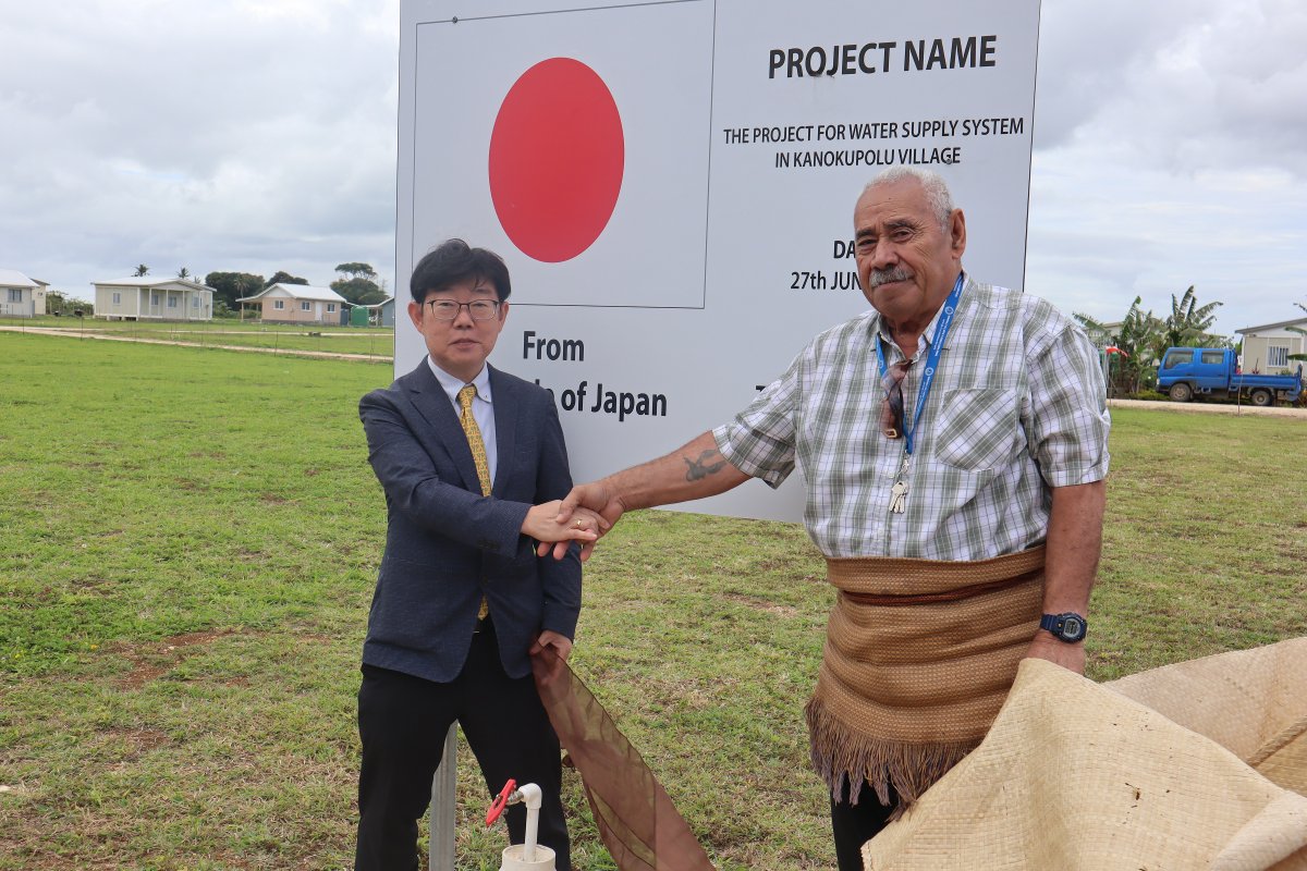 japanintonga's tweet photo. 7月21日 #草の根無償資金協力 引渡式🇹🇴🇯🇵

2022年の海底火山噴火で被災したカノクポル村の移住先に水道設備を設置しました。この支援により、清潔で安全な水が供給されます💧

#草の根無償 は、人間の安全保障の理念のもと開発途上国の人々の生活に根ざした事業を支援するものです。 https://t.co/7hRS2BJEcJ