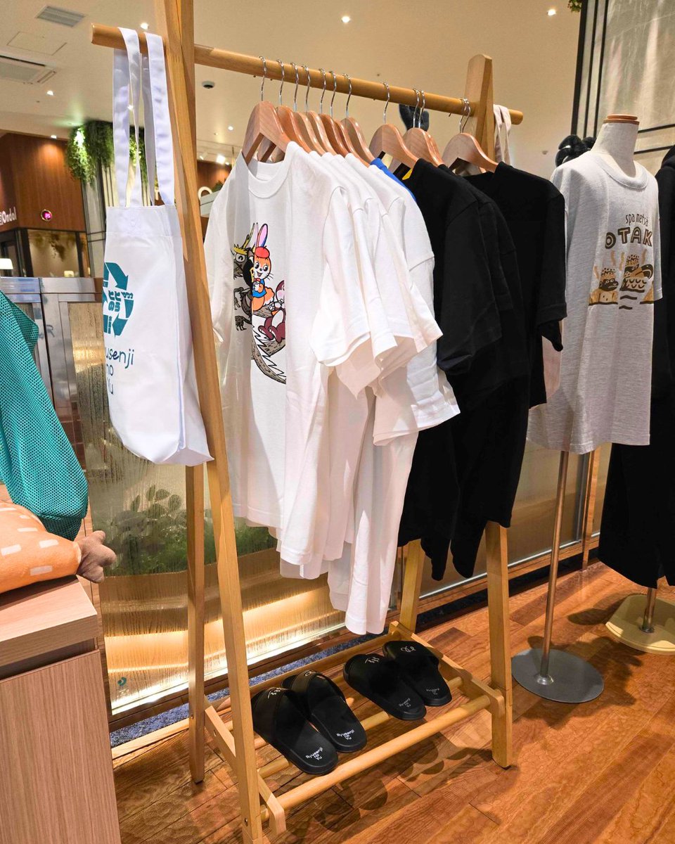 spa_metsaotaka's tweet photo. 👕物販コーナーにハンガーラックを設置しました🩴

今の季節にぴったりなTシャツやサンダルを展示中！

実際に手に取ってデザインや素材感をご覧いただけるほか、サイズ感もお試しいただけます😊

お気に入りのアイテムを見つけて、
サウナや温泉をもっと楽しみませんか？♨️✨ https://t.co/D6XJlPYd4v